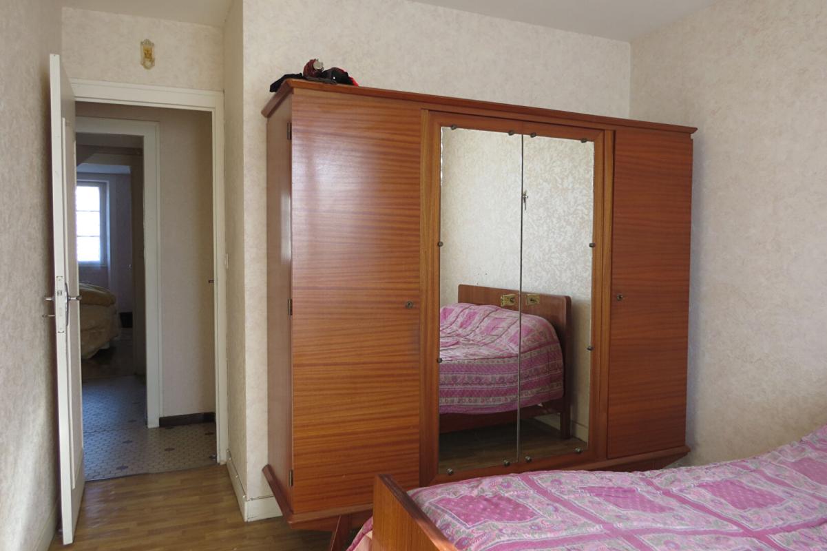 L'ABSIE Ancienne ferme entourée de granges en pierres 7