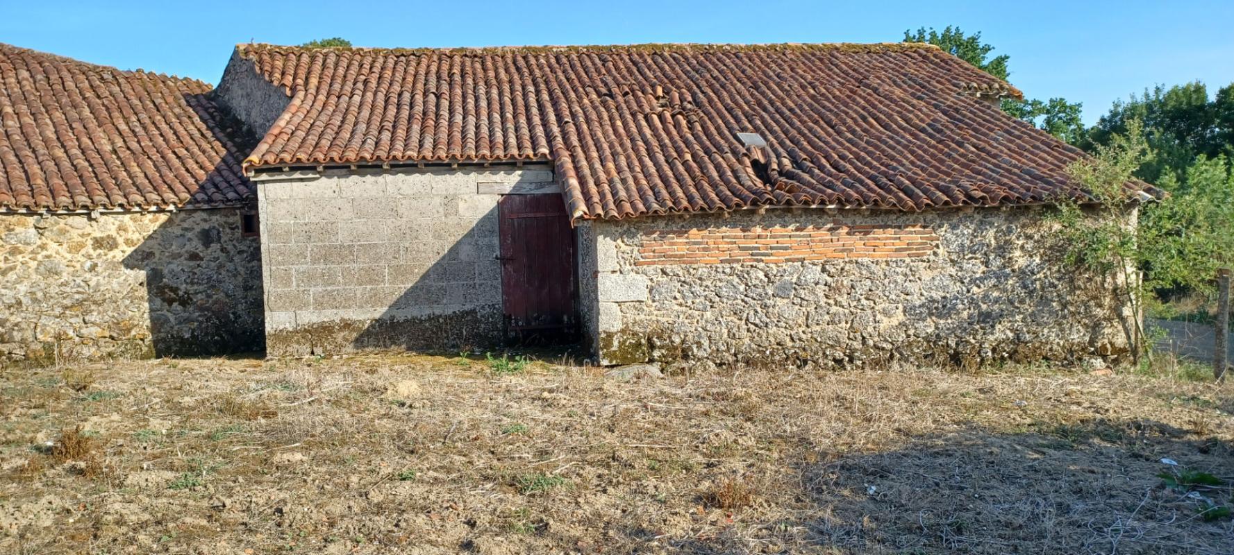 L'ABSIE Ancienne ferme entourée de granges en pierres 9