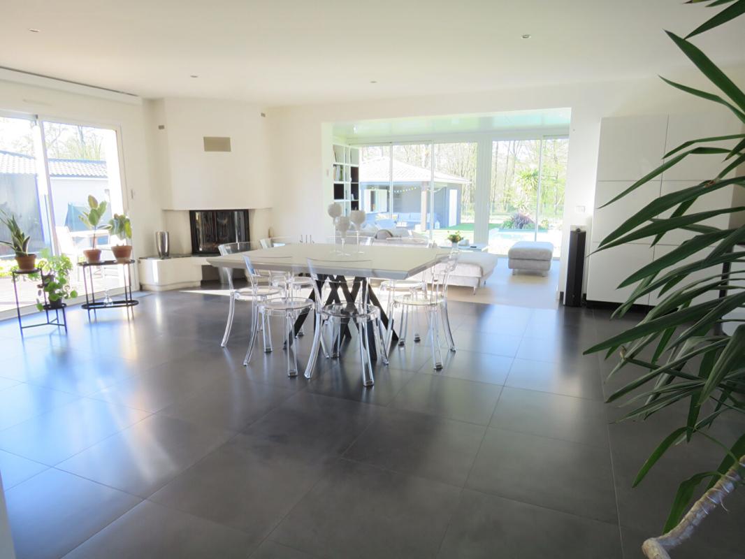 CAMARSAC Belle maison familiale récente avec piscine sur grand jardin avec vue forêt à Camarsac 10