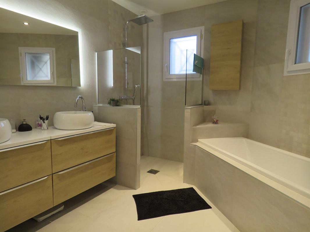 CAMARSAC Belle maison familiale récente avec piscine sur grand jardin avec vue forêt à Camarsac 14