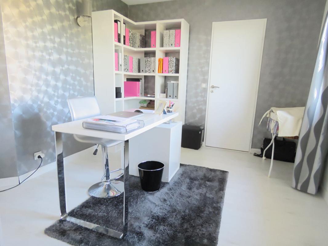 CAMARSAC Belle maison familiale récente avec piscine sur grand jardin avec vue forêt à Camarsac 17