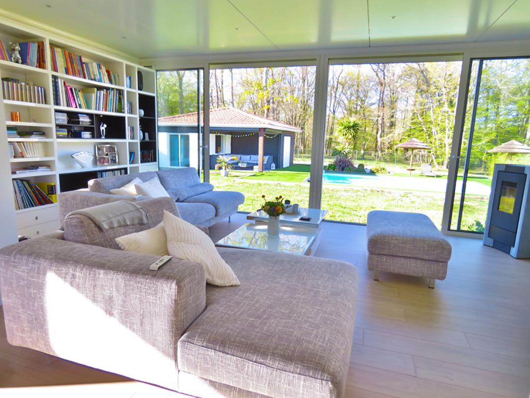 CAMARSAC Belle maison familiale récente avec piscine sur grand jardin avec vue forêt à Camarsac 2