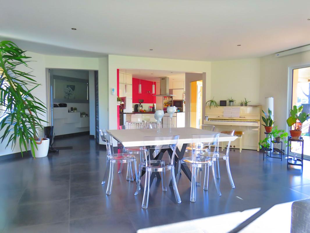 CAMARSAC Belle maison familiale récente avec piscine sur grand jardin avec vue forêt à Camarsac 6