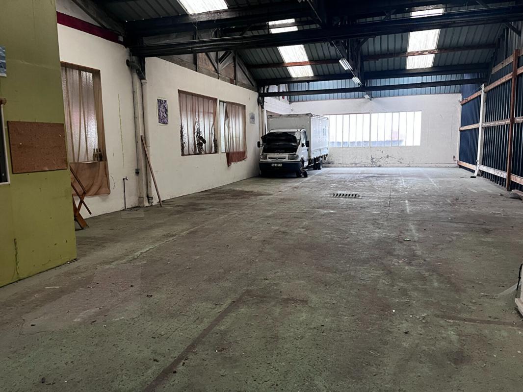 GOURNAY-EN-BRAY GARAGE ENTREPOT OU LOCAL COMMERCIAL EN CENTRE VILLE 225M2 3