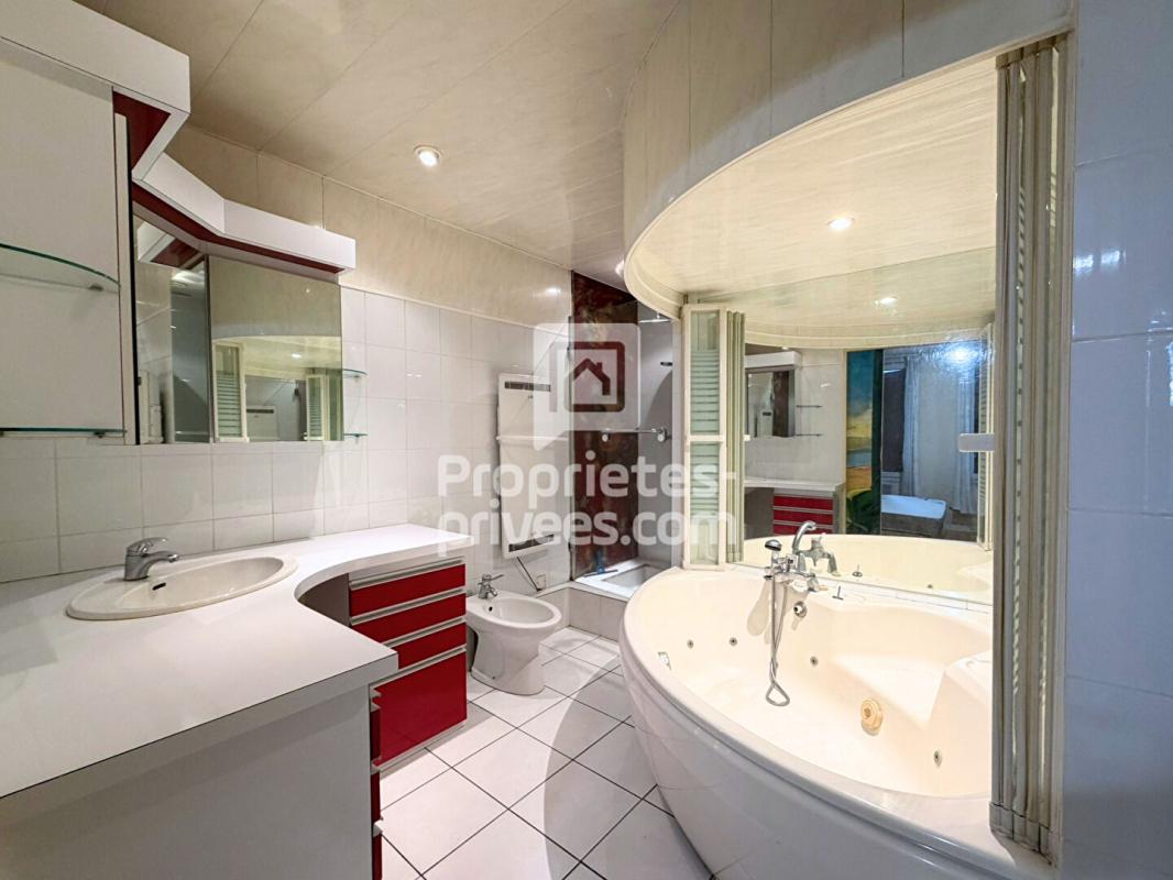 TOURS EXCLUSIVITÉ A VENDRE : immeuble (local commercial + appartement) 147 m2 Tours centre 9