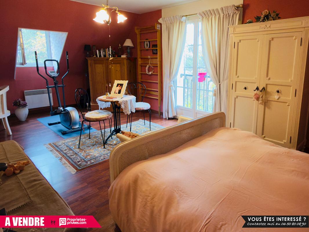 BERNAY Propriété de 230 m² sur environ 2,5 hectares avec piscine, prairies et cadre paisible 12