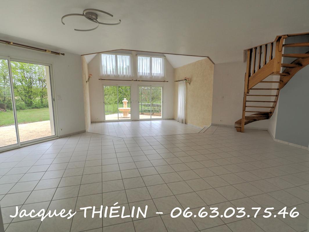 LONGUE-JUMELLES Propriété rare à Longué-Jumelles pour une vie de famille idéale 2