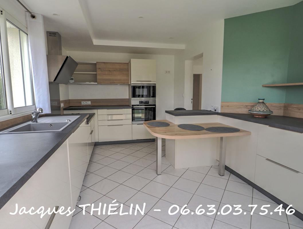 LONGUE-JUMELLES Propriété rare à Longué-Jumelles pour une vie de famille idéale 6