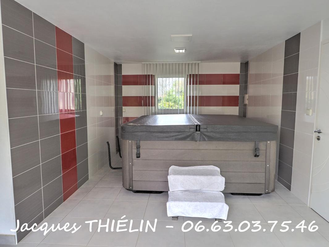 LONGUE-JUMELLES Propriété rare à Longué-Jumelles pour une vie de famille idéale 8