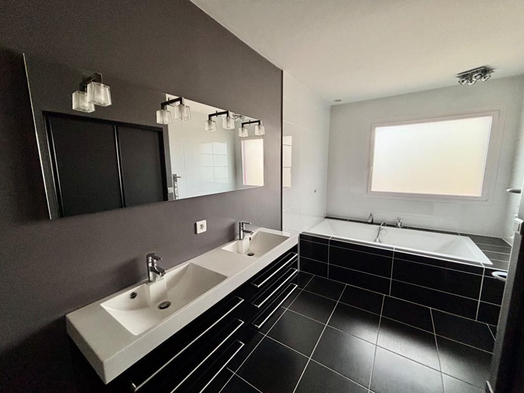 COUFFE 30 MN NANTES ,10 MN ANCENIS A COUFFE CHARME ET AUTHENTICITE POUR CETTE BELLE LONGERE 8