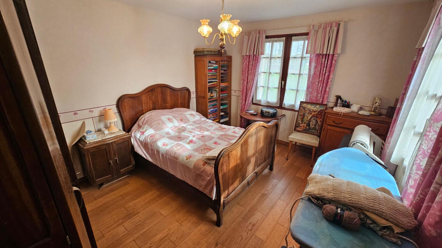 HOUDAN Houdan 10 mn / Propriété familiale 304 m2 / Terrain constructible et divisible 11