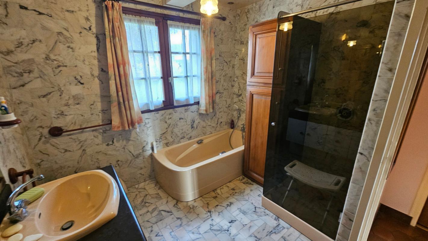 HOUDAN Houdan 10 mn / Propriété familiale 304 m2 / Terrain constructible et divisible 13