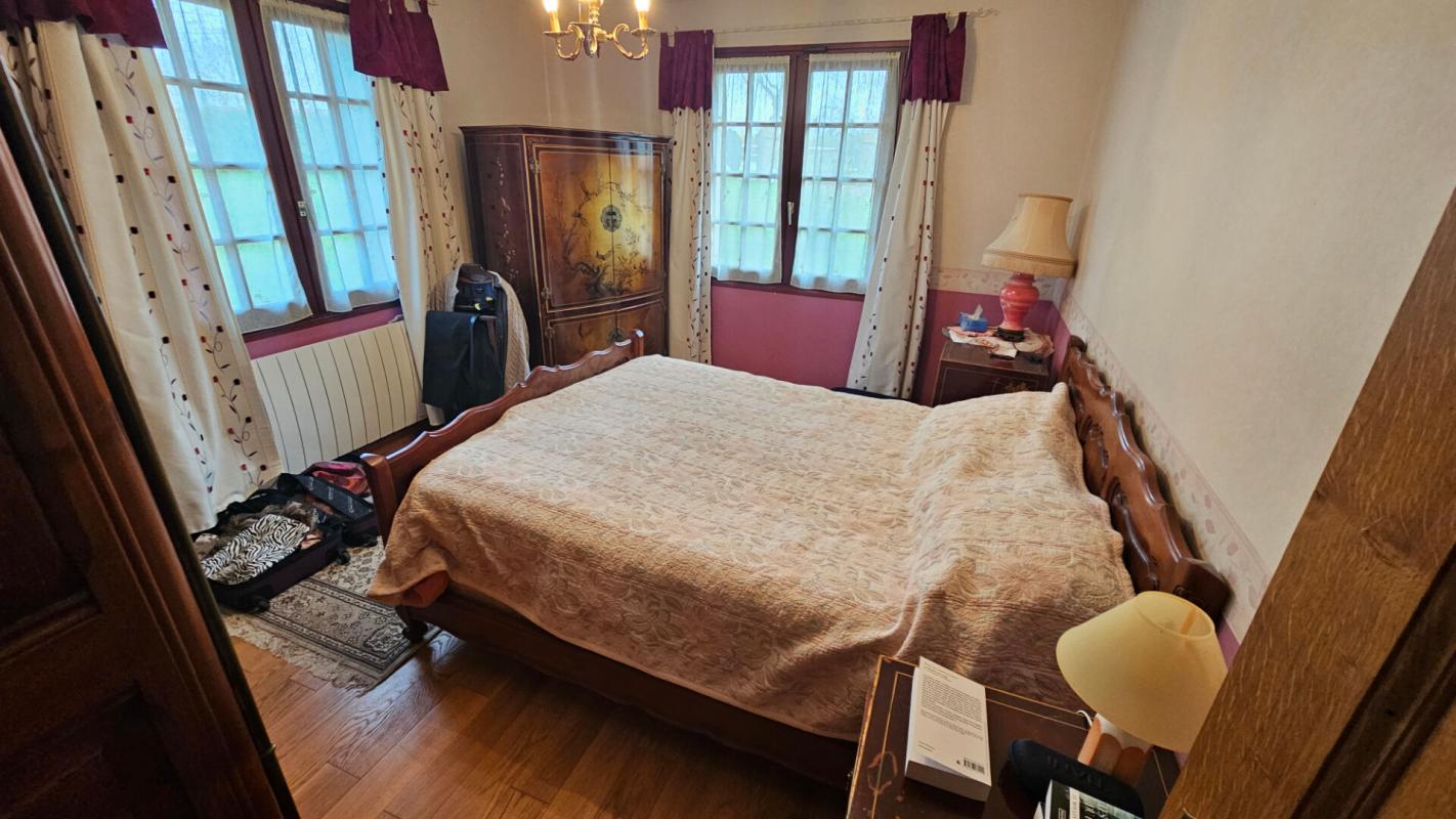 HOUDAN Houdan 10 mn / Propriété familiale 304 m2 / Terrain constructible et divisible 14