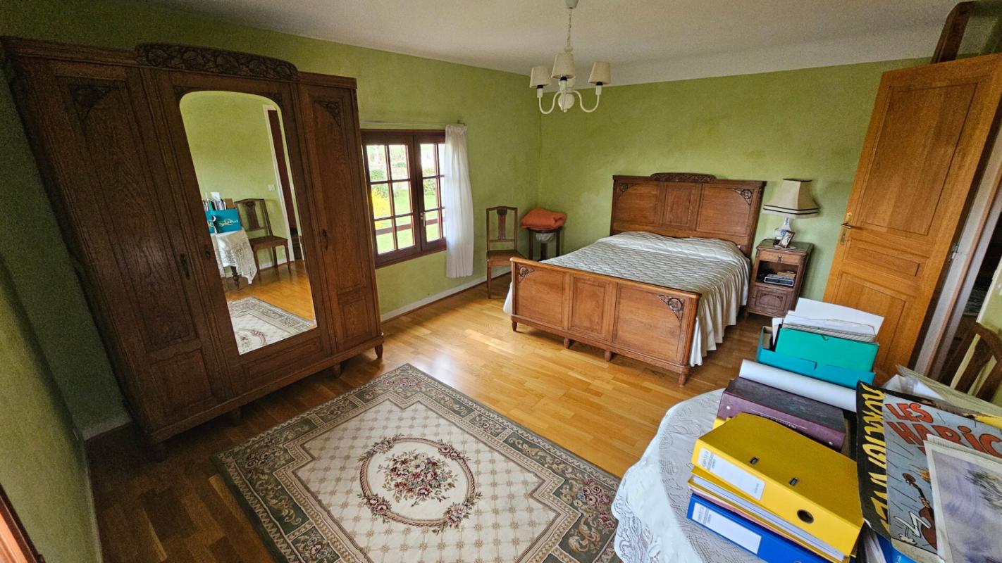 HOUDAN Houdan 10 mn / Propriété familiale 304 m2 / Terrain constructible et divisible 16