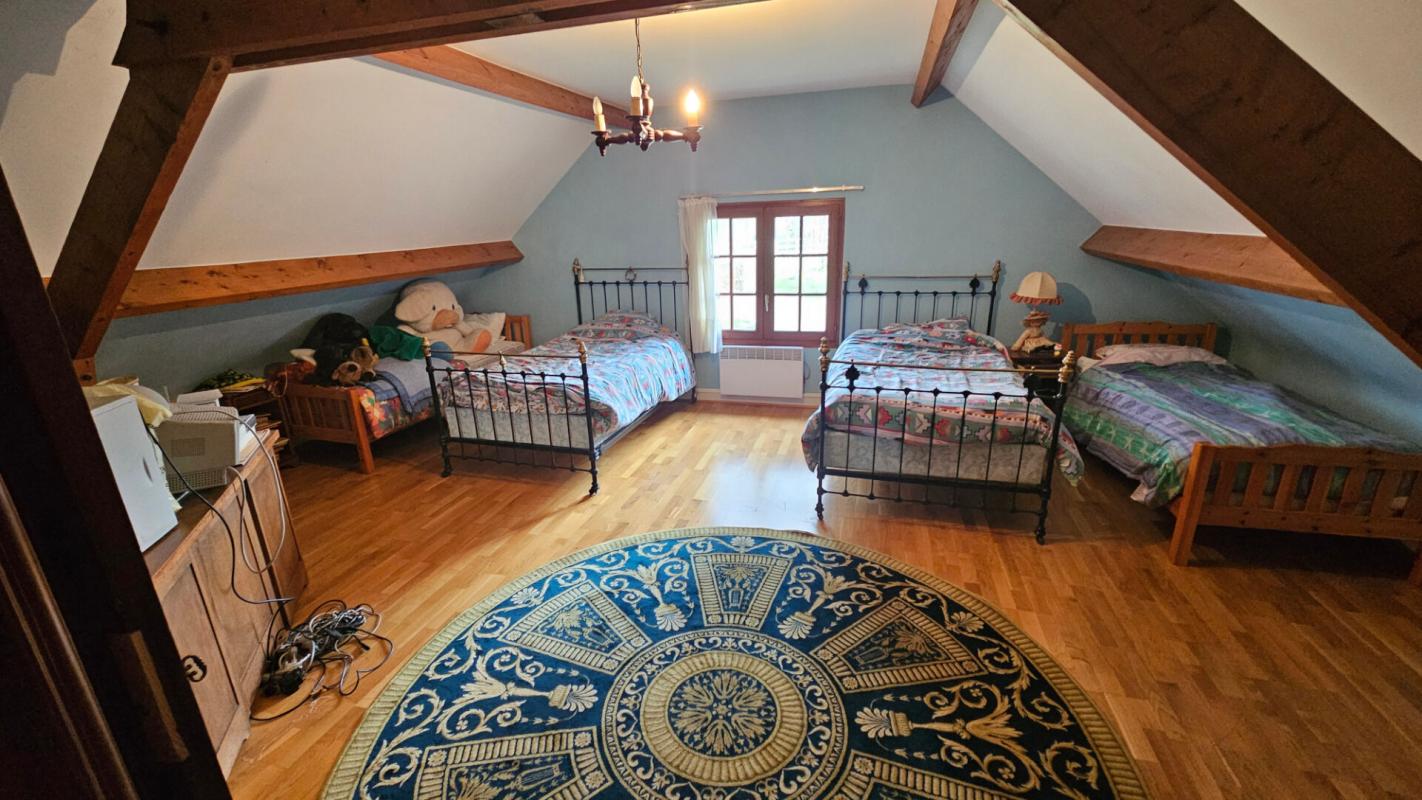 HOUDAN Houdan 10 mn / Propriété familiale 304 m2 / Terrain constructible et divisible 17