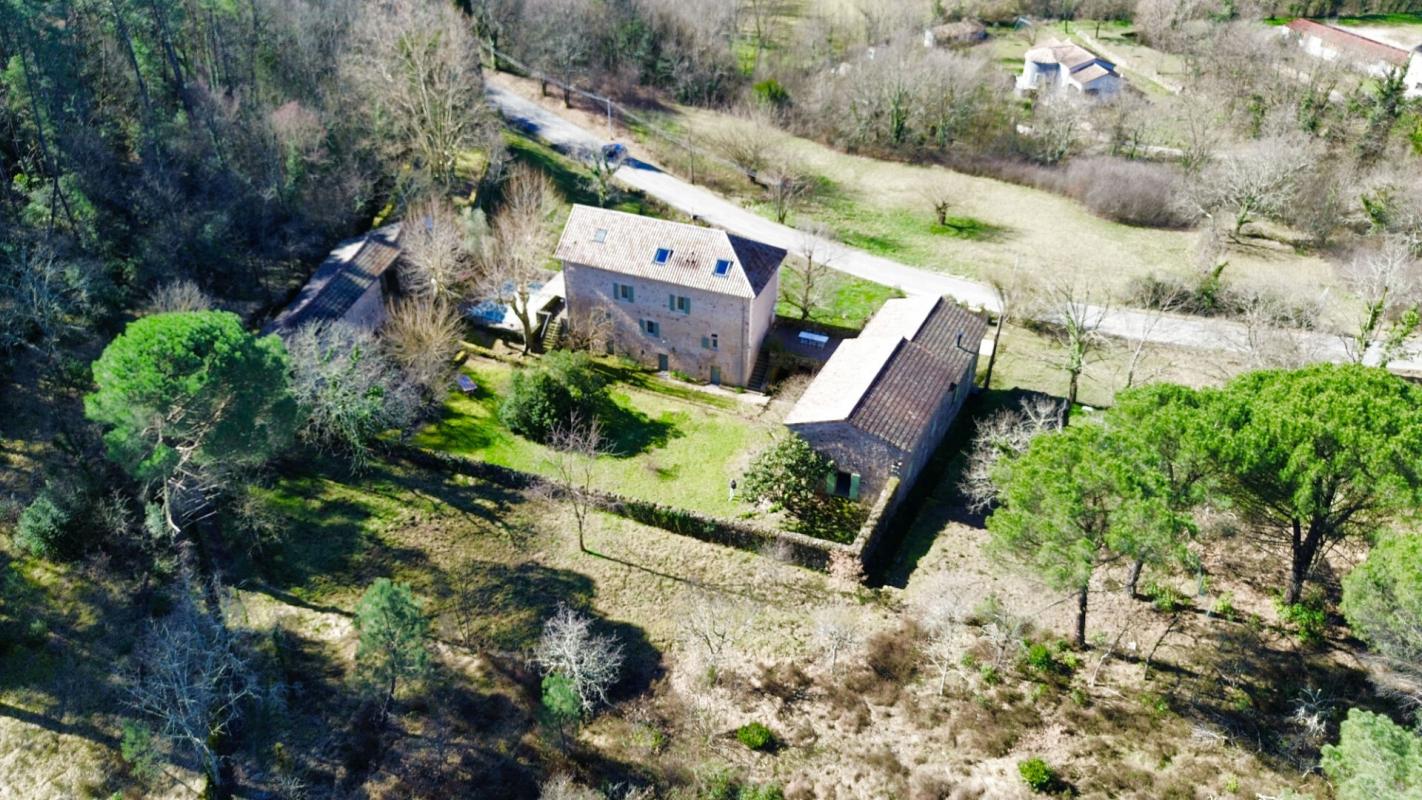 CHASSIERS Demeure de prestige Chassiers 8 pièce(s) 369 m2 1