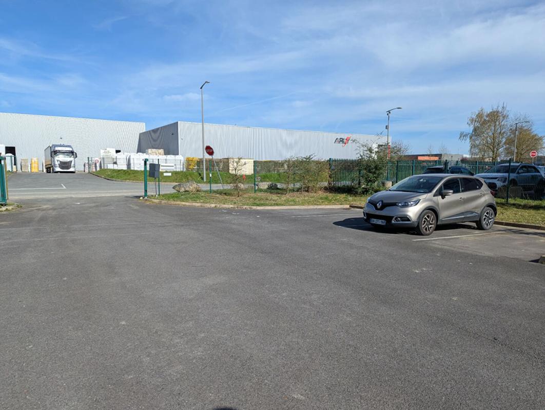 CREIL 60100 CREIL - Entrepôt d'activité avec bureau et parkings 11