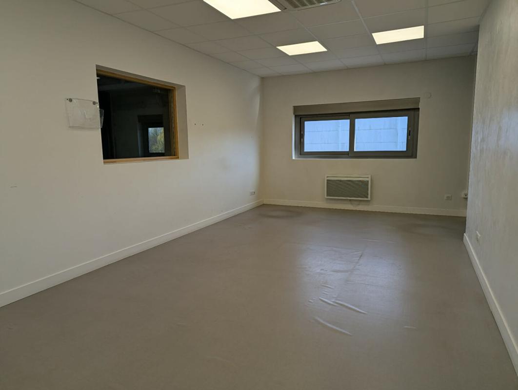 CREIL 60100 CREIL - Entrepôt d'activité avec bureau et parkings 7