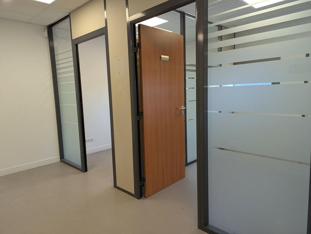 CREIL 60100 CREIL - Entrepôt d'activité avec bureau et parkings 8