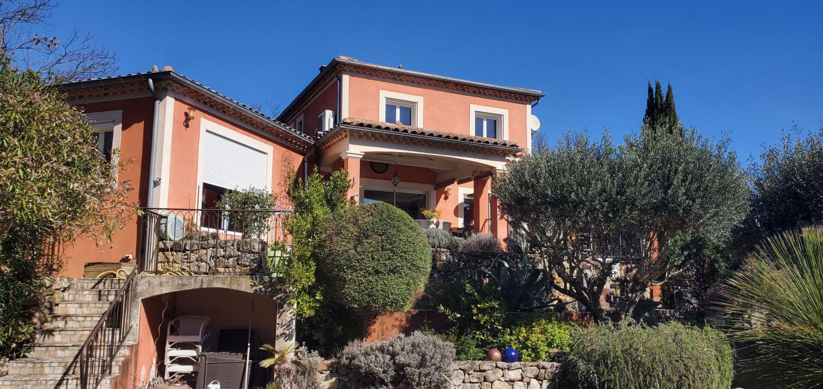 RIBES PROPRIÉTÉ D'EXCEPTION AVEC PISCINES, POOL HOUSE ET DEUX GÎTES INDÉPENDANTS 1