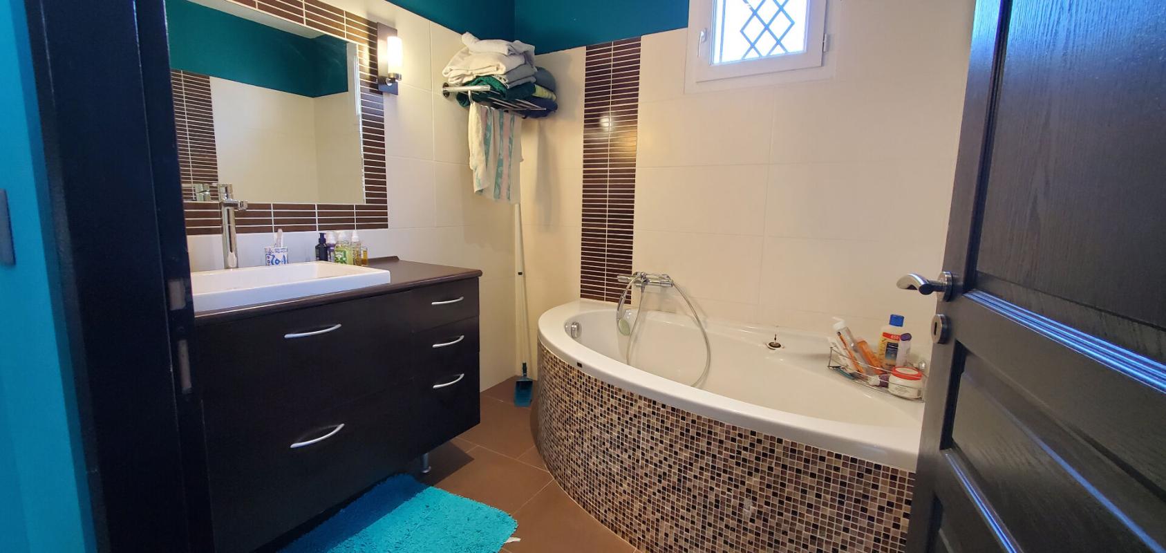 RIBES PROPRIÉTÉ D'EXCEPTION AVEC PISCINES, POOL HOUSE ET DEUX GÎTES INDÉPENDANTS 9