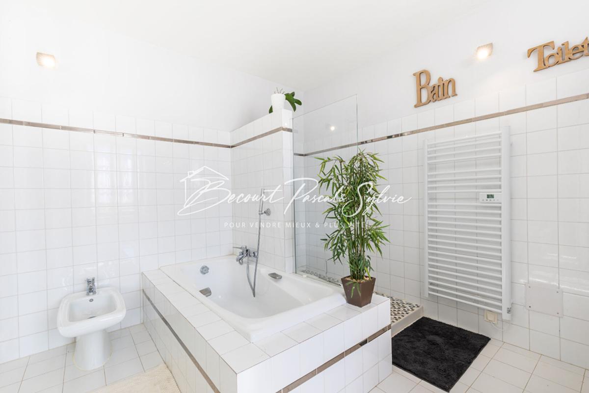 VELLERON Ancienne Bergerie 1800 en pierre avec piscine 13