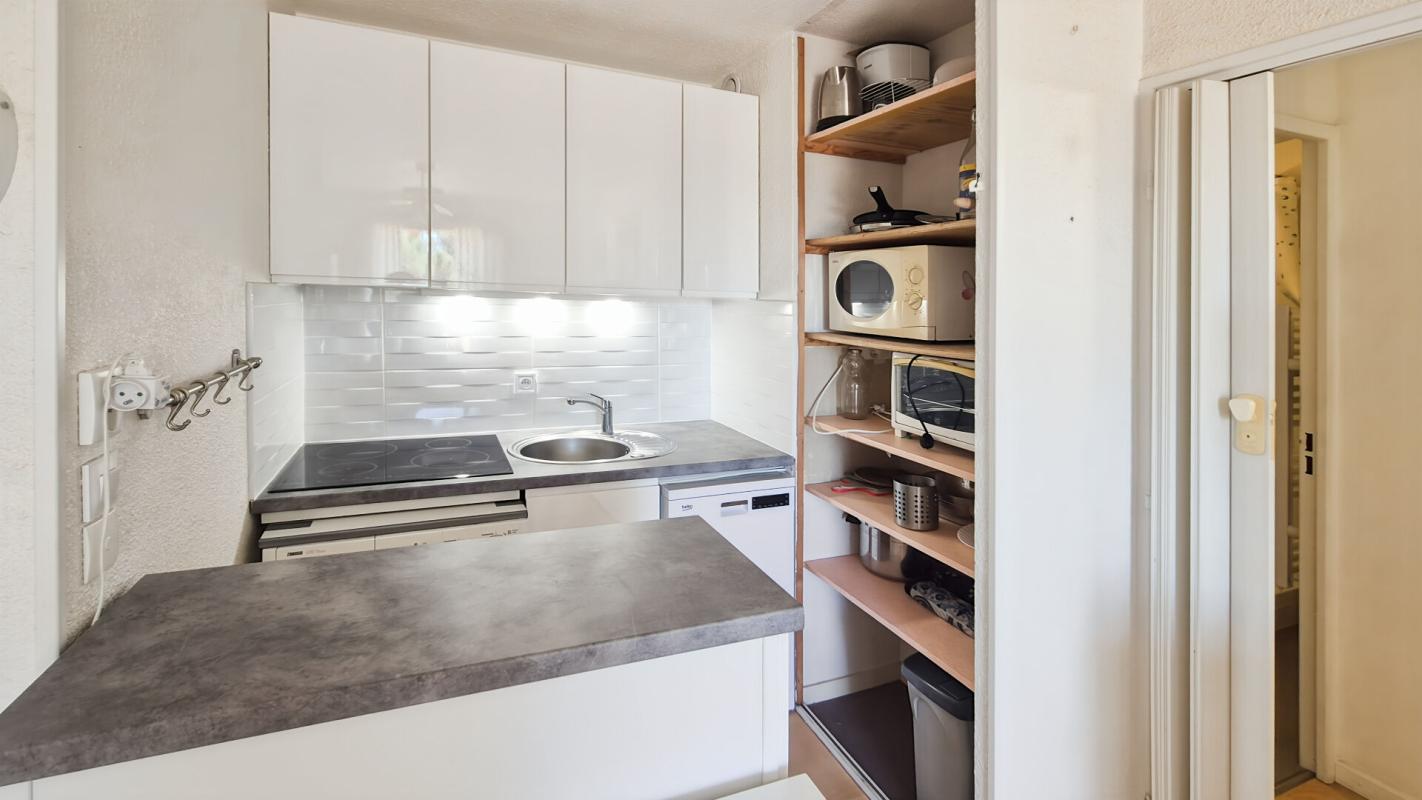 LA LONDE-LES-MAURES Appartement La Londe Les Maures 2 pièce(s) 24.60 m2   165 000 5