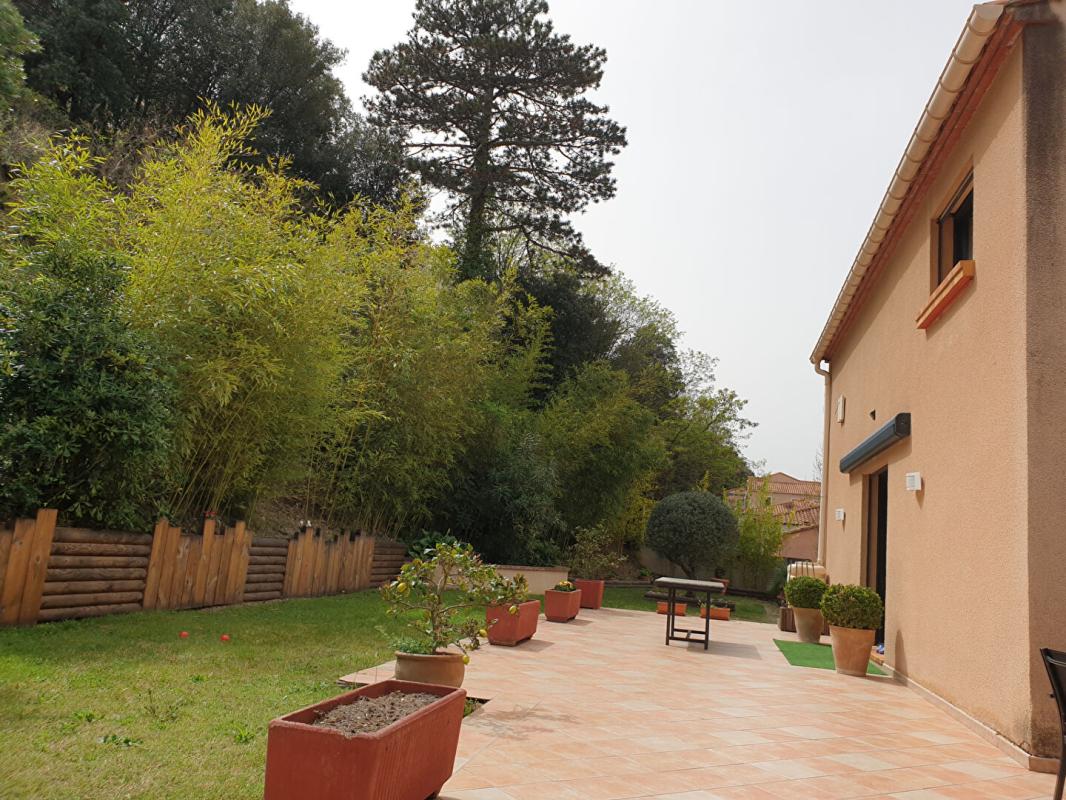 CERET Un ensemble regroupant une maison d'architecte indépendante  avec grand garage, local professionnel et un locatif à Amélie les Bains 13