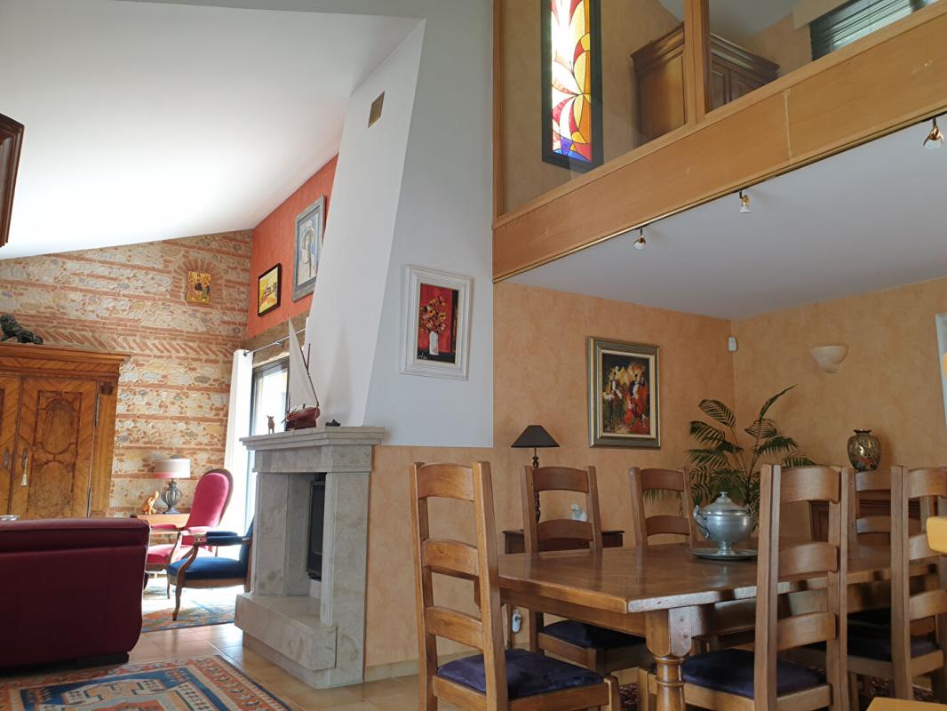 CERET Un ensemble regroupant une maison d'architecte indépendante  avec grand garage, local professionnel et un locatif à Amélie les Bains 7