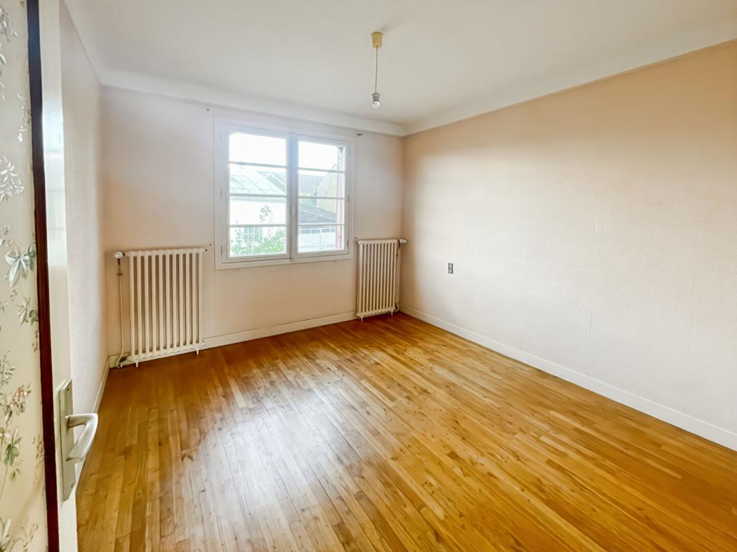 SAINT-AOUT Grande maison familiale avec dépendances et terrain clos. Saint-Aout 10