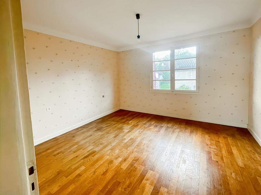 SAINT-AOUT Grande maison familiale avec dépendances et terrain clos. Saint-Aout 11