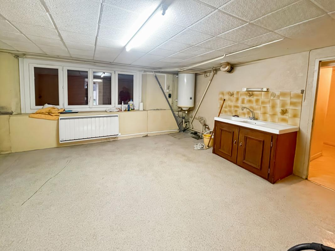 SAINT-AOUT Grande maison familiale avec dépendances et terrain clos. Saint-Aout 13