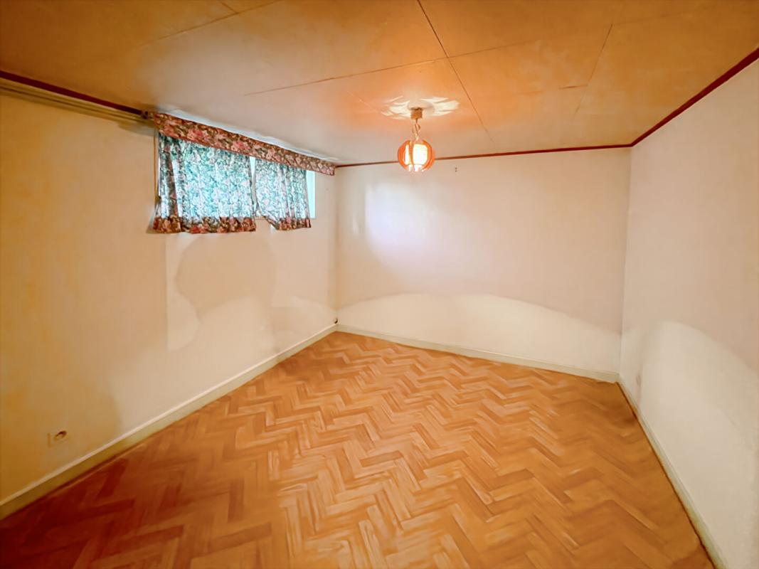 SAINT-AOUT Grande maison familiale avec dépendances et terrain clos. Saint-Aout 15