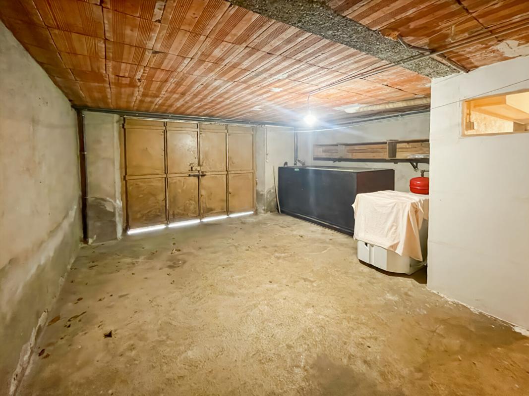 SAINT-AOUT Grande maison familiale avec dépendances et terrain clos. Saint-Aout 16