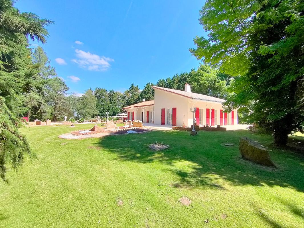 SAINT-MARTIN-DES-TILLEULS Maison Saint Martin des Tilleuls 6 pièces 192 m2 2