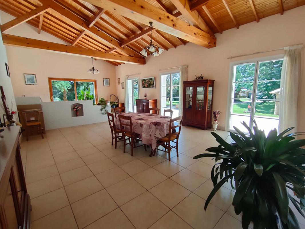 SAINT-MARTIN-DES-TILLEULS Maison Saint Martin des Tilleuls 6 pièces 192 m2 6