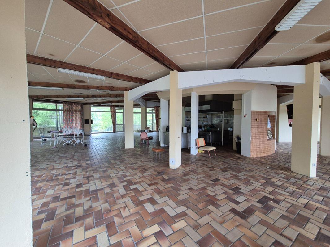 SAINT-YRIEIX-LE-DEJALAT Ensemble immobilier  3700 m² 2