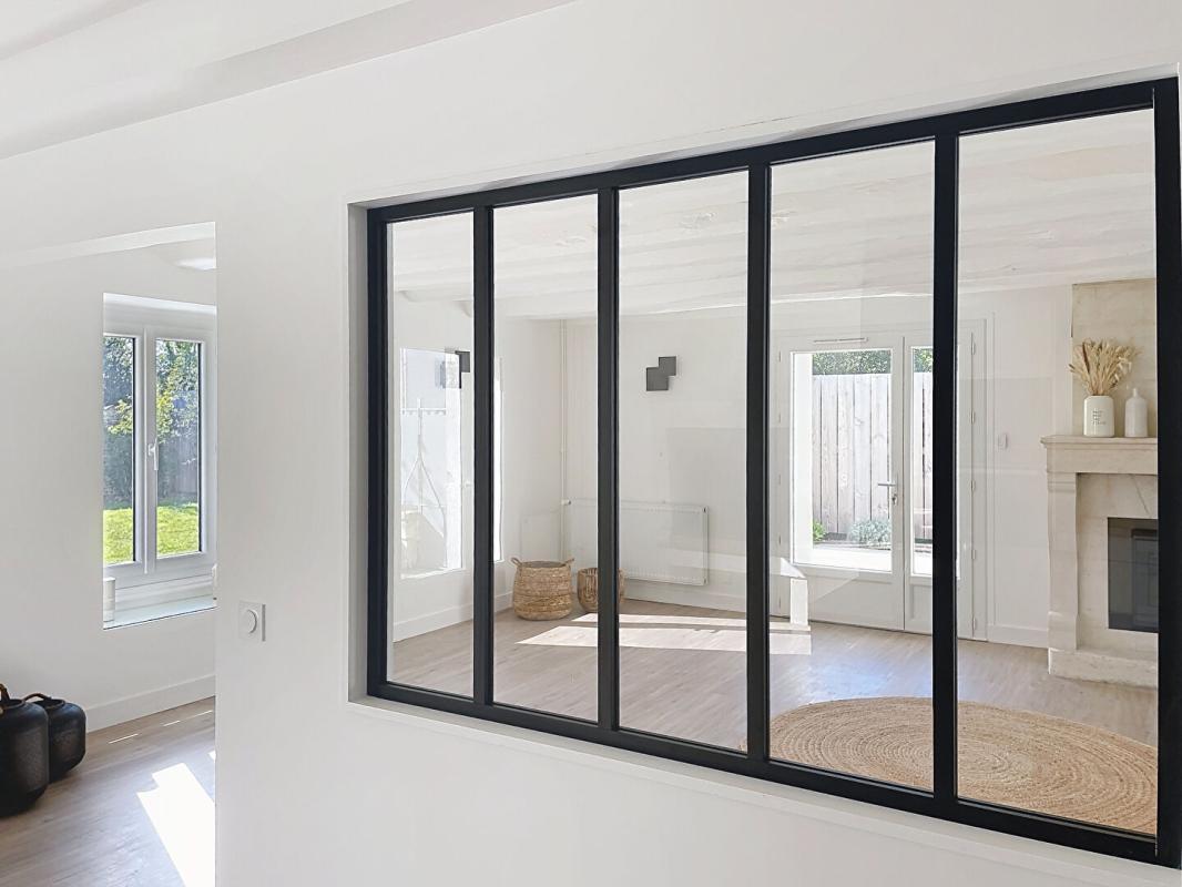 SAINT-SAUVEUR-D'AUNIS Belle demeure en pierre rénovée centre village 232 m2, 5 chambres, jardin, dépendance 11