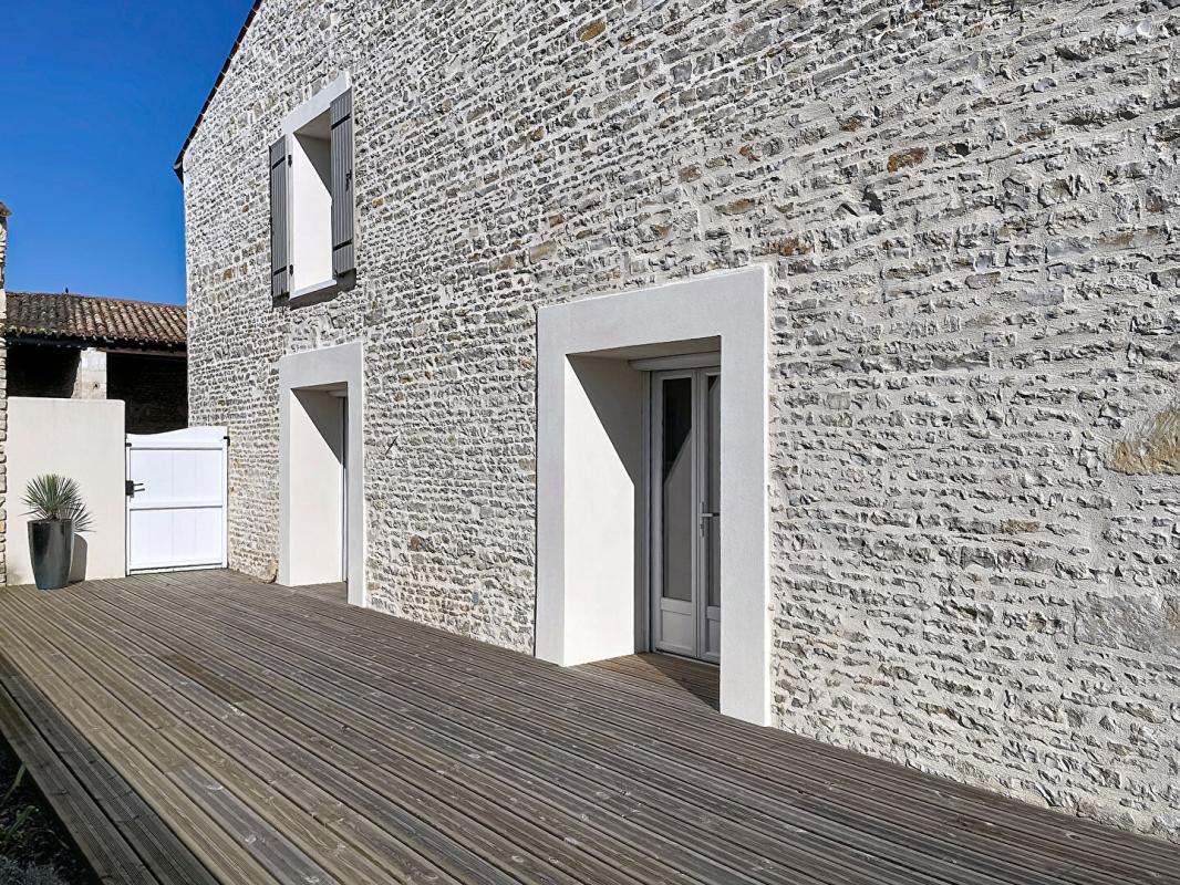 SAINT-SAUVEUR-D'AUNIS Belle demeure en pierre rénovée centre village 232 m2, 5 chambres, jardin, dépendance 13