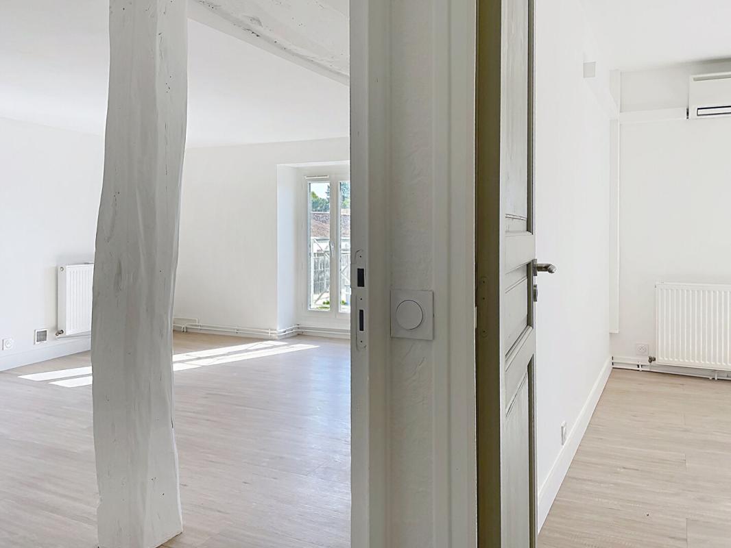 SAINT-SAUVEUR-D'AUNIS Belle demeure en pierre rénovée centre village 232 m2, 5 chambres, jardin, dépendance 14