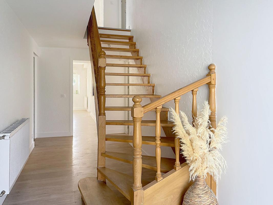 SAINT-SAUVEUR-D'AUNIS Belle demeure en pierre rénovée centre village 232 m2, 5 chambres, jardin, dépendance 15