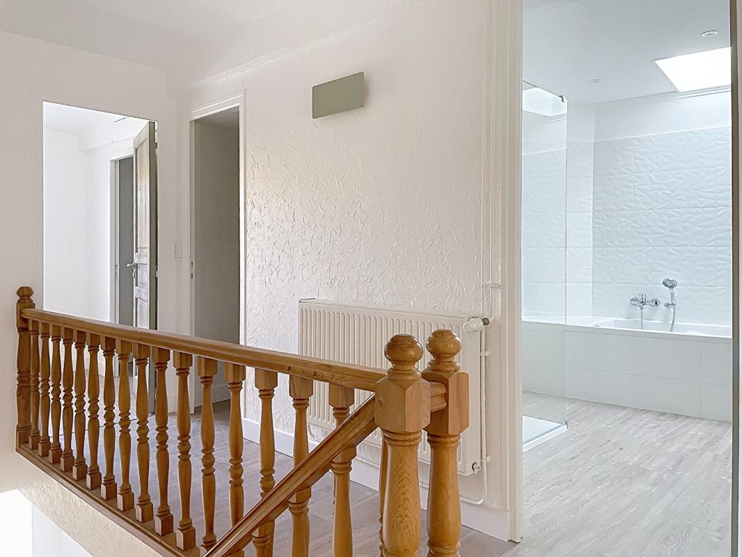 SAINT-SAUVEUR-D'AUNIS Belle demeure en pierre rénovée centre village 232 m2, 5 chambres, jardin, dépendance 16