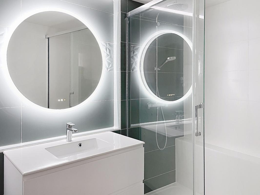 SAINT-SAUVEUR-D'AUNIS Belle demeure en pierre rénovée centre village 232 m2, 5 chambres, jardin, dépendance 18