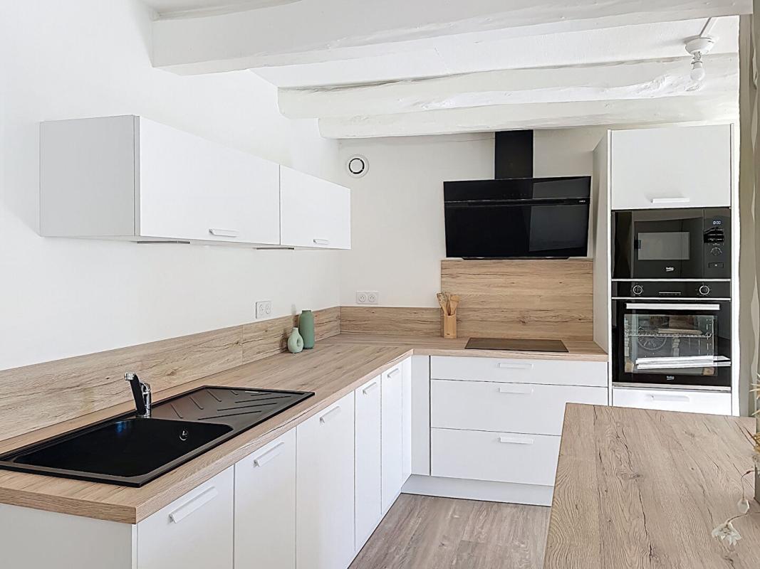 SAINT-SAUVEUR-D'AUNIS Belle demeure en pierre rénovée centre village 232 m2, 5 chambres, jardin, dépendance 6