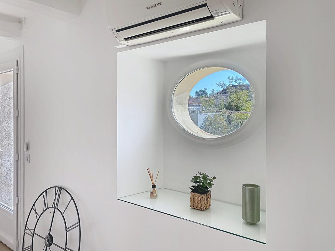 SAINT-SAUVEUR-D'AUNIS Belle demeure en pierre rénovée centre village 232 m2, 5 chambres, jardin, dépendance 7