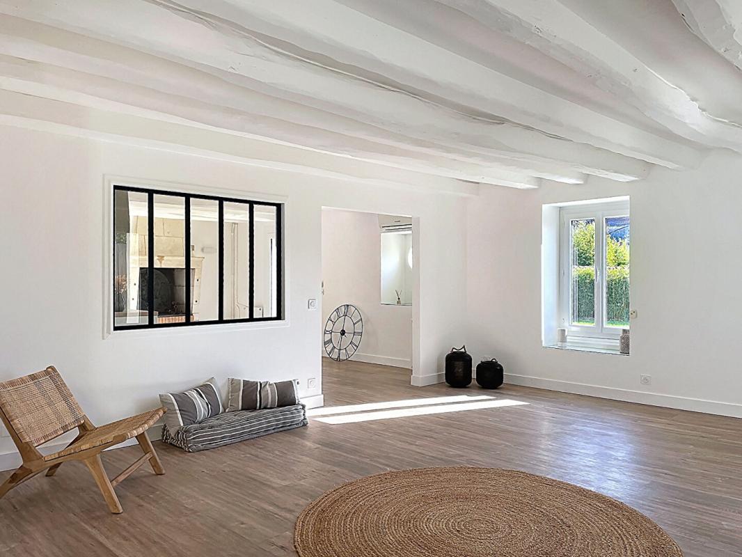 SAINT-SAUVEUR-D'AUNIS Belle demeure en pierre rénovée centre village 232 m2, 5 chambres, jardin, dépendance 8