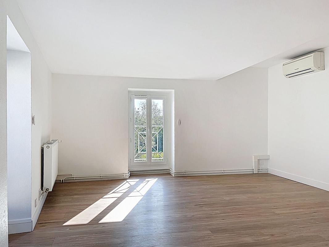 SAINT-SAUVEUR-D'AUNIS Belle demeure en pierre rénovée centre village 232 m2, 5 chambres, jardin, dépendance 9