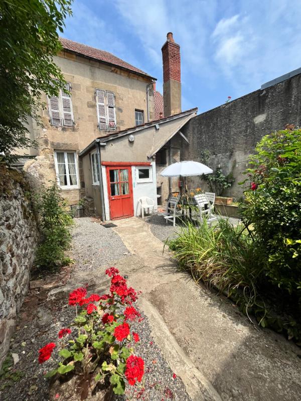 LE MONTET Le Montet Maison + Cour + cave + Jardin + puits + garage + dépendances 1