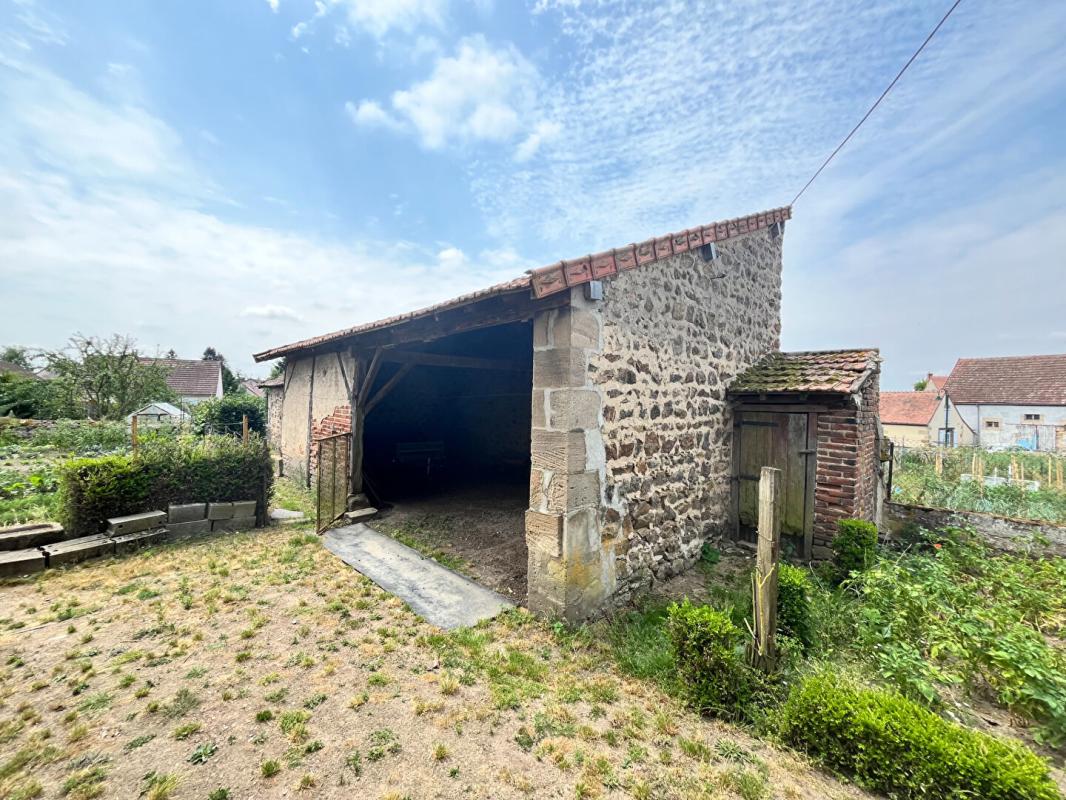 LE MONTET Le Montet Maison + Cour + cave + Jardin + puits + garage + dépendances 2