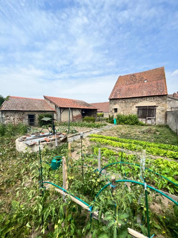 LE MONTET Le Montet Maison + Cour + cave + Jardin + puits + garage + dépendances 3